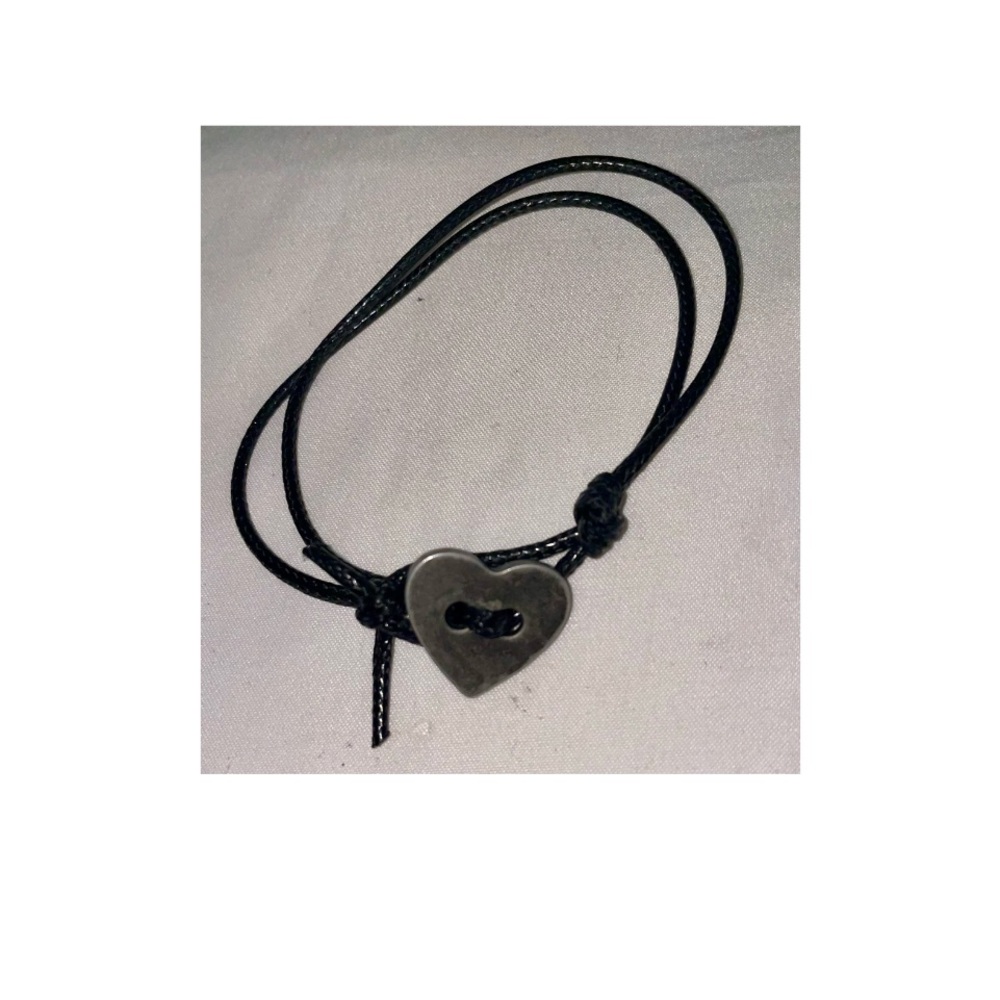 SALE🎈NWOT CUTE DOUBLE LEATHER BAND WITH RUSTIC DARK SILVER HEART PENDANT!